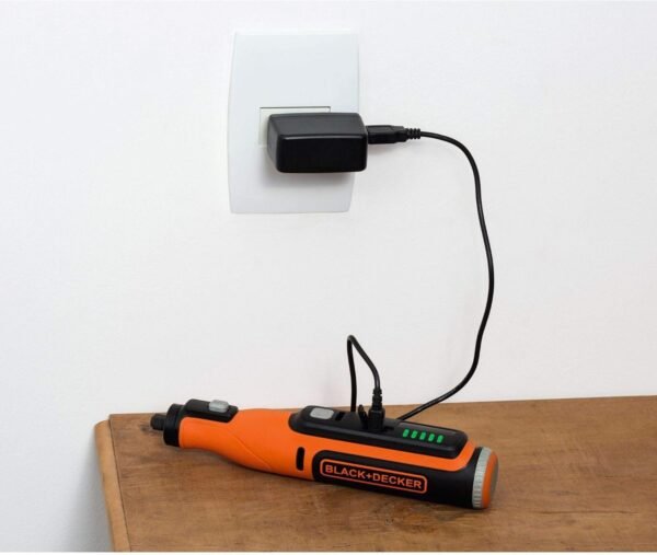 Destornillador recargable Black+Decker en carga