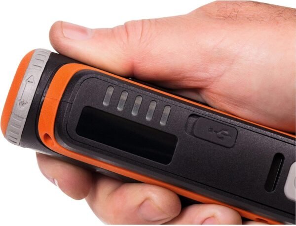 Mano sosteniendo dispositivo portátil negro y naranja