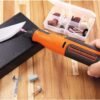 Herramienta multiuso Black+Decker afilando cuchillo.