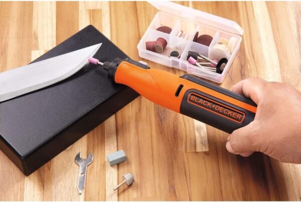 Herramienta multiuso Black+Decker afilando cuchillo.