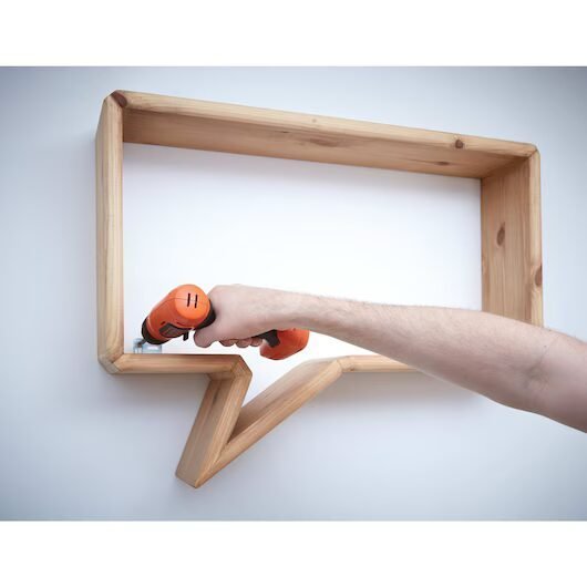 Estante de madera con forma de bocadillo.