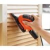 Lijadora eléctrica para carpintería en puerta de madera
