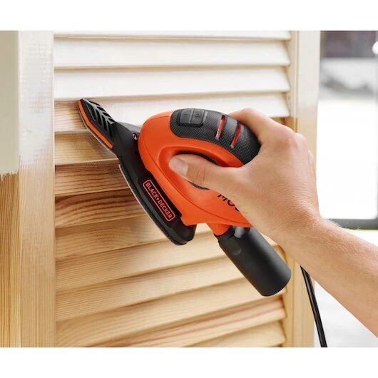 Lijadora eléctrica para carpintería en puerta de madera