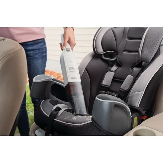HLVC315B11_A4.jpg Aspiradora limpiando silla de coche para niños