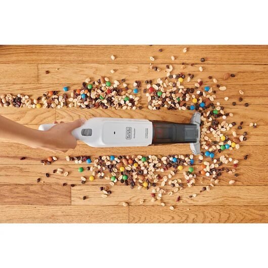 HLVC315B11_A8.jpg Aspiradora recoge alimentos en suelo de madera.