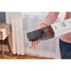 HLVC315B11_F5.jpg Aspiradora de mano Black & Decker en uso.