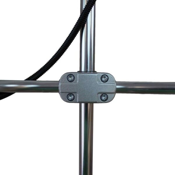 Conector metálico para estructuras tubulares.