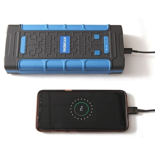 Cargador portátil Hyundai cargando smartphone negro.