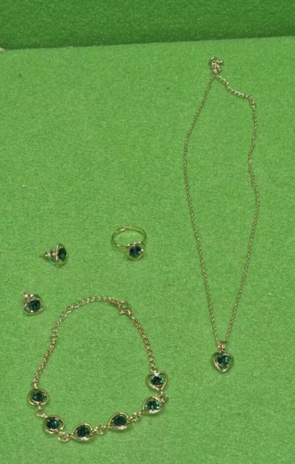 Conjunto de Bisutería Jewelry compuesto por: Collar, Pendientes, Pulsera y Anillo