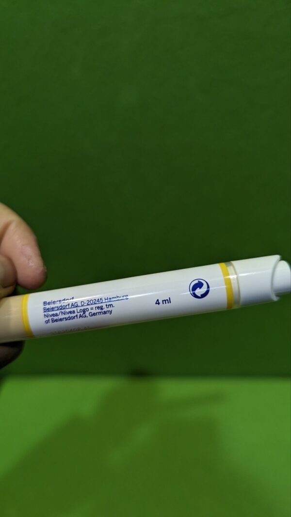 Nivea Q10 Power 3 en 1 Eye Care Cushion 01