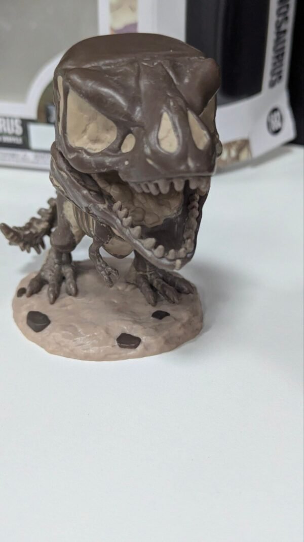 Figura esqueleto dinosaurio en estante, juguete coleccionable.