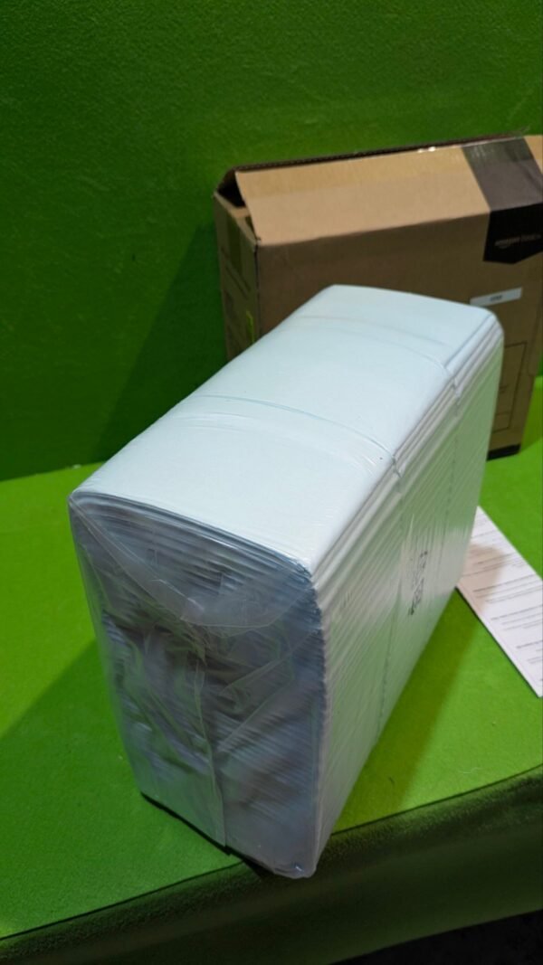 Paquete de servilletas envuelto en plástico.