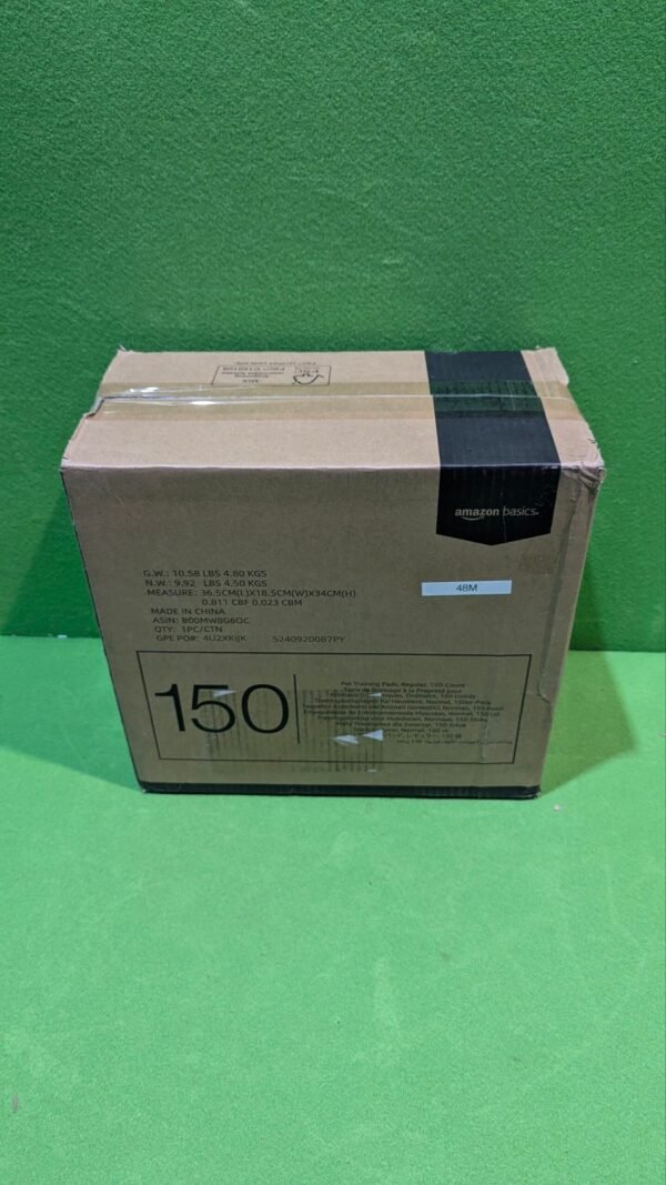 Caja de cartón Amazon Basics sobre fondo verde.