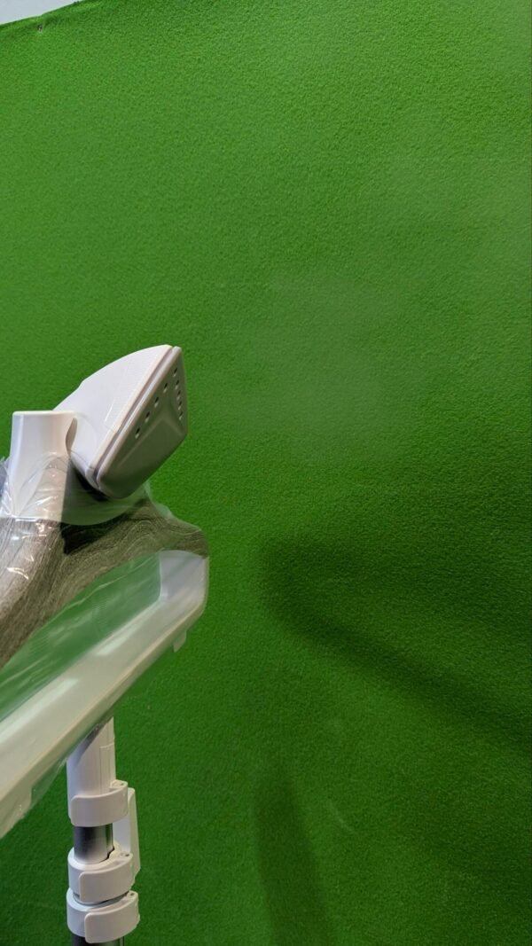 1000092503-scaled-1.jpg Plancha sobre fondo verde intenso.