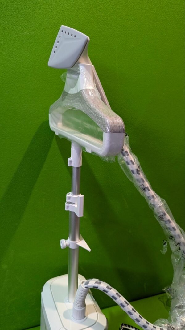 1000092504-scaled-1.jpg Vaporizador de prendas blanco con fondo verde.