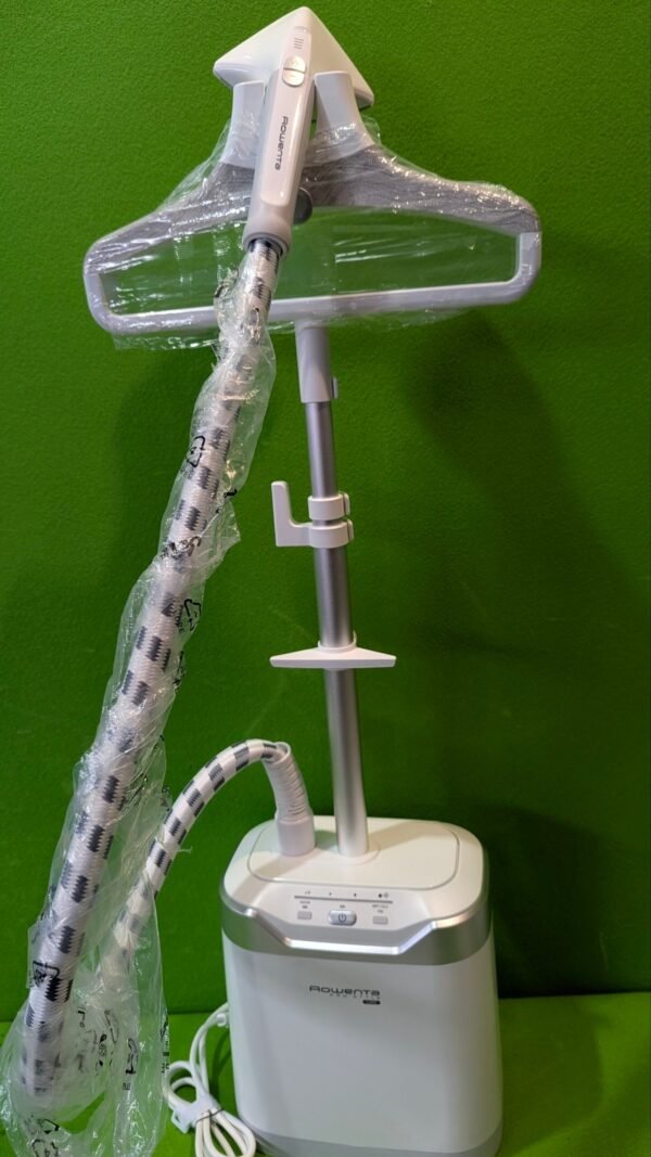 1000092510-scaled-1.jpg Plancha de vapor vertical Rowenta sobre fondo verde.