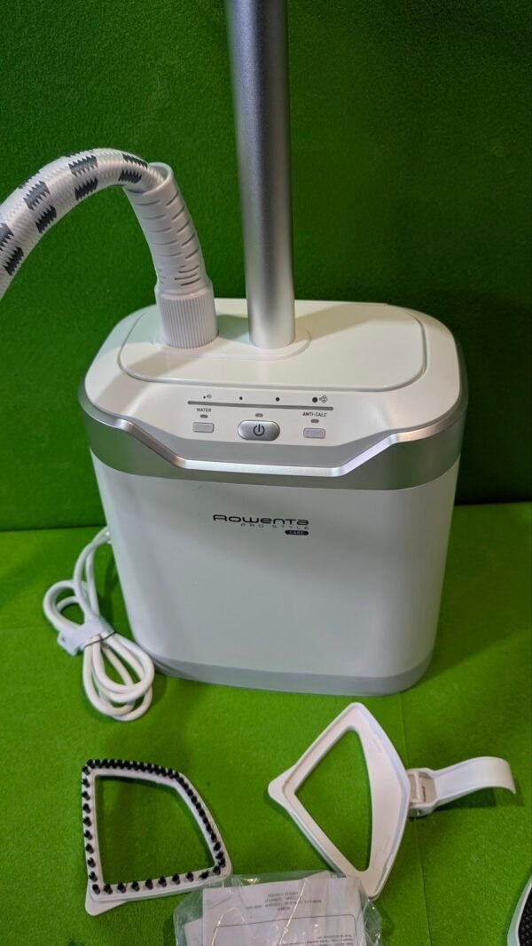 1000092511-scaled-1.jpg Vaporizador de prendas Rowenta con accesorios blancos.