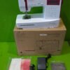 Máquina de coser Bernette con caja y accesorios.