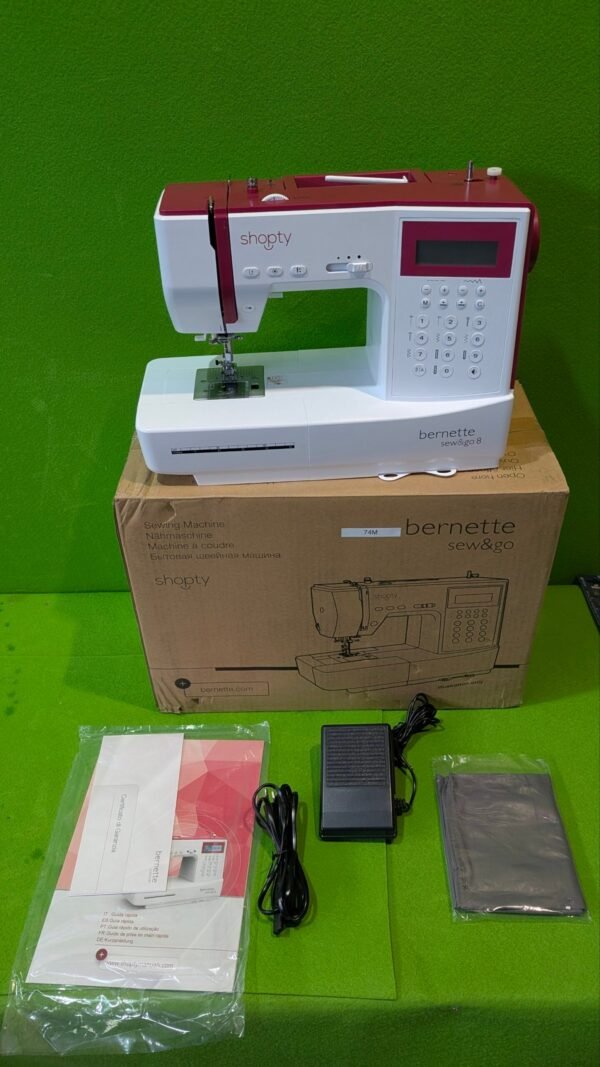 Máquina de coser Bernette con caja y accesorios.