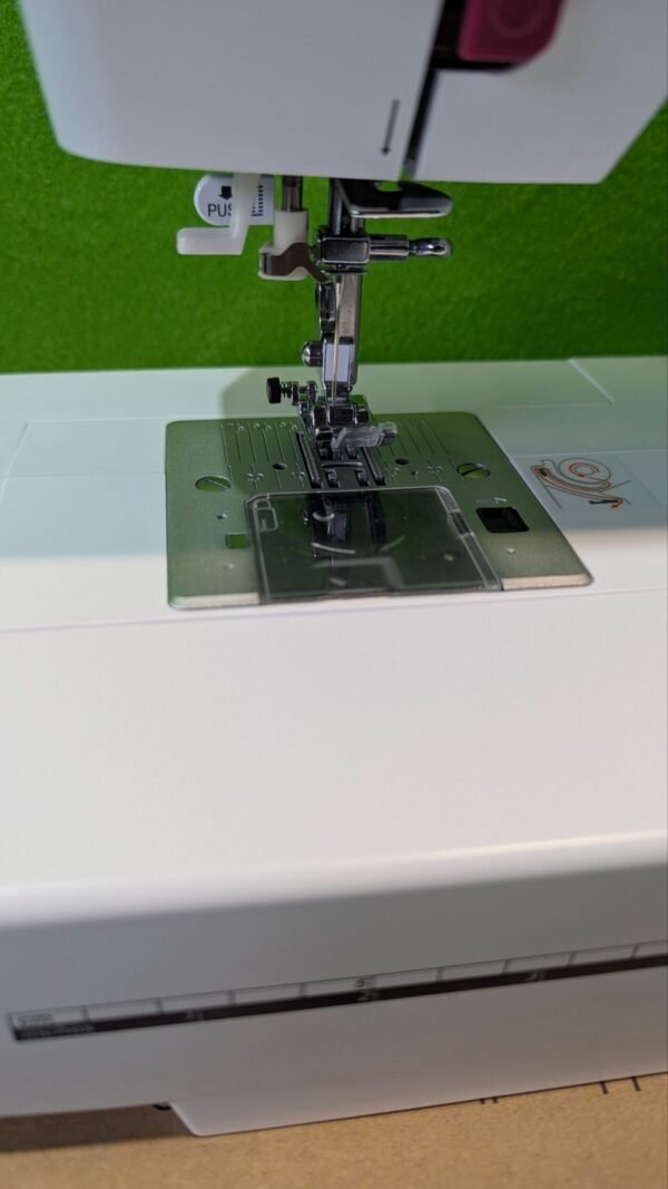 Máquina de coser moderna con prensatelas ajustable.