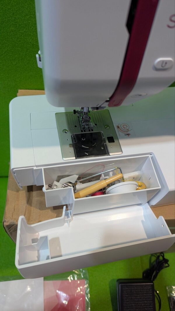 Máquina de coser con accesorios.