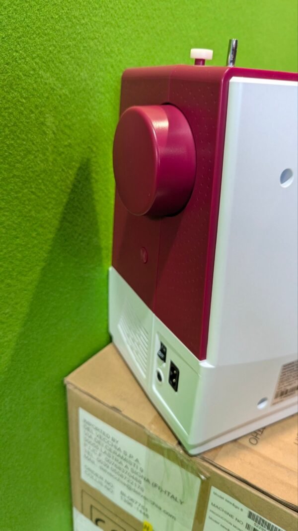 Parte trasera de una máquina sobre caja marrón