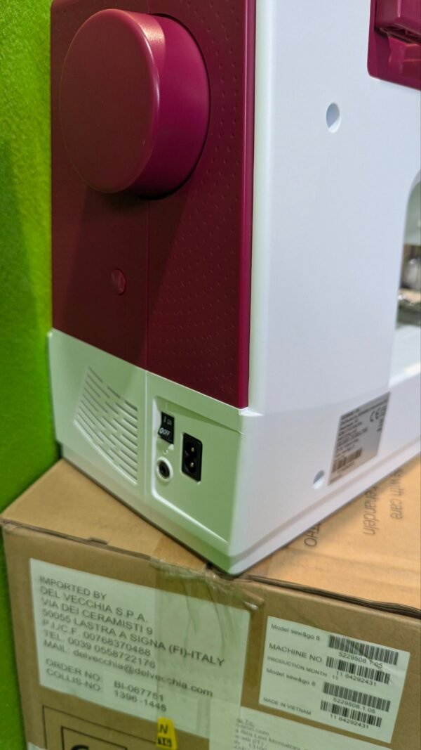 Máquina de coser sobre caja de cartón.