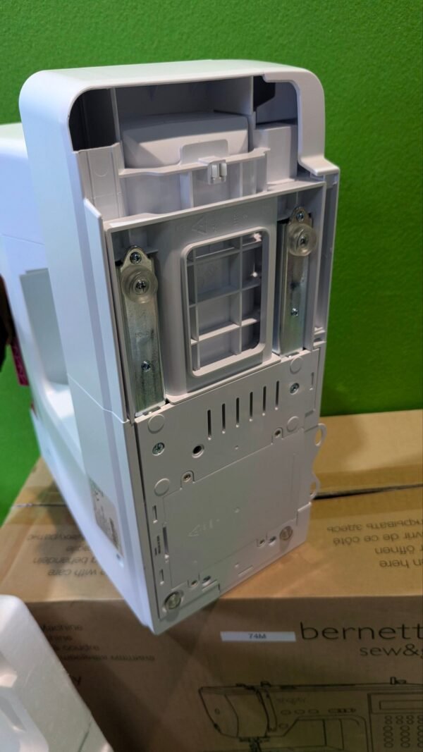 Parte trasera de una máquina de coser blanca.