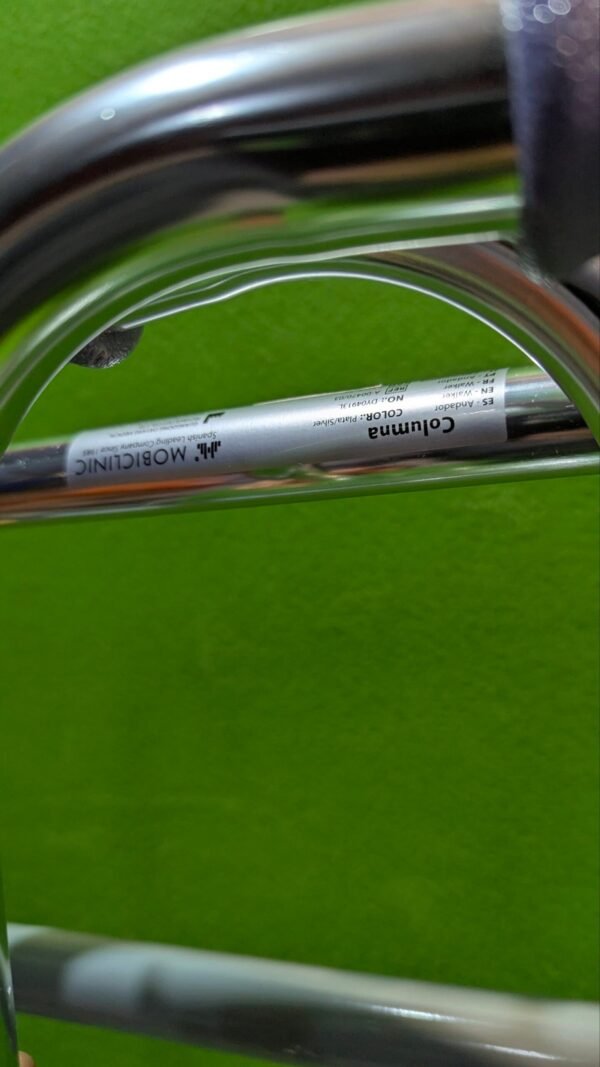 Etiqueta en tubo de metal Mobiclinic en fondo verde.