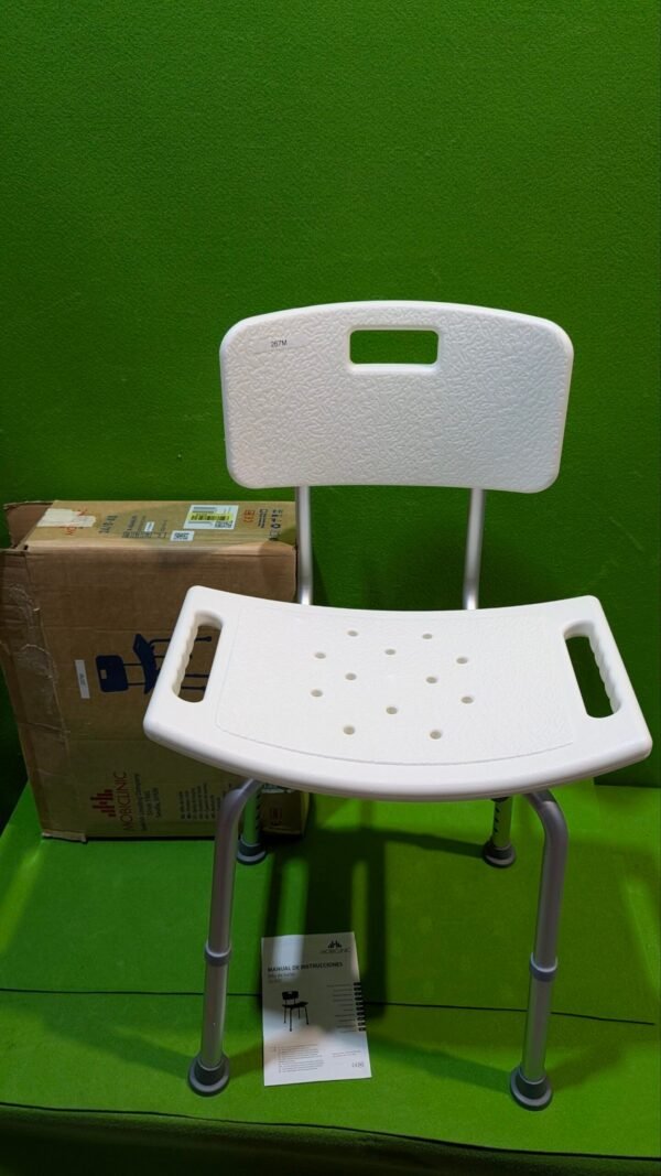 1000098465-scaled-1.jpg Silla de ducha blanca con respaldo y patas ajustables.