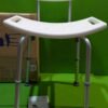 1000098466-scaled-1.jpg Silla de ducha blanca con patas ajustables.