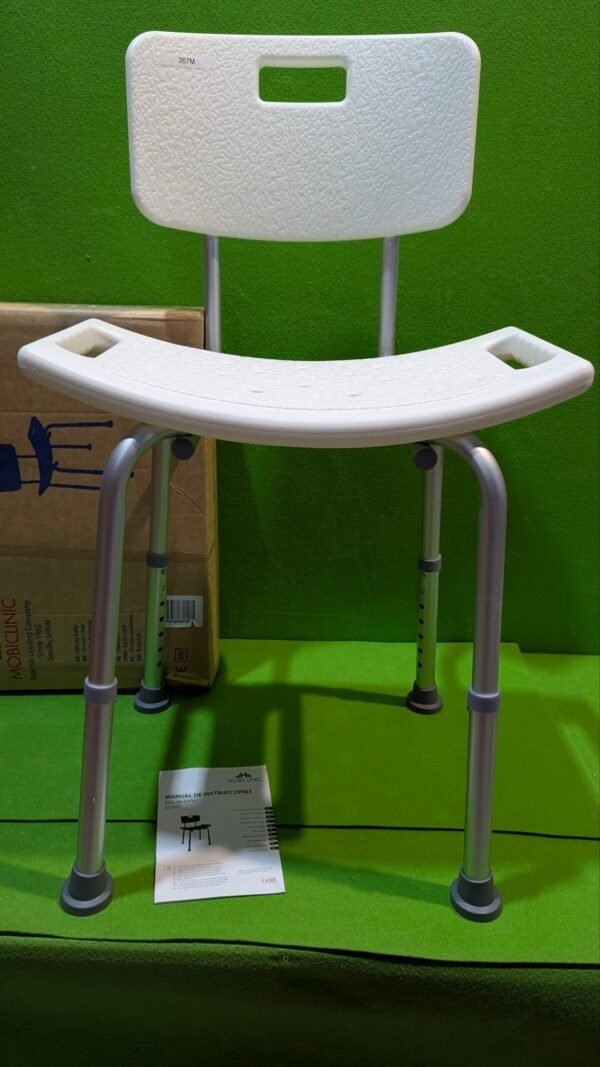 1000098466-scaled-1.jpg Silla de ducha blanca con patas ajustables.