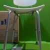 1000098467-scaled-1.jpg Silla de ducha blanca con patas ajustables.