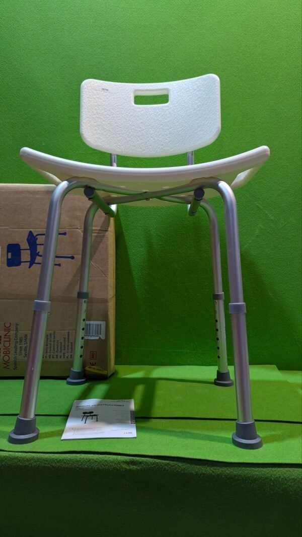 1000098467-scaled-1.jpg Silla de ducha blanca con patas ajustables.