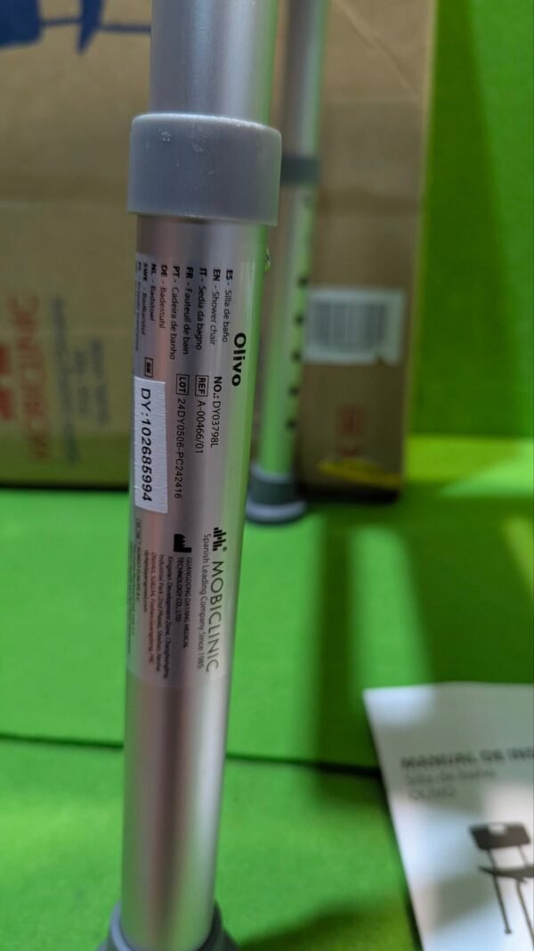 1000098470-scaled-1.jpg Etiqueta en bastón de baño MOCLINIC Olivo.