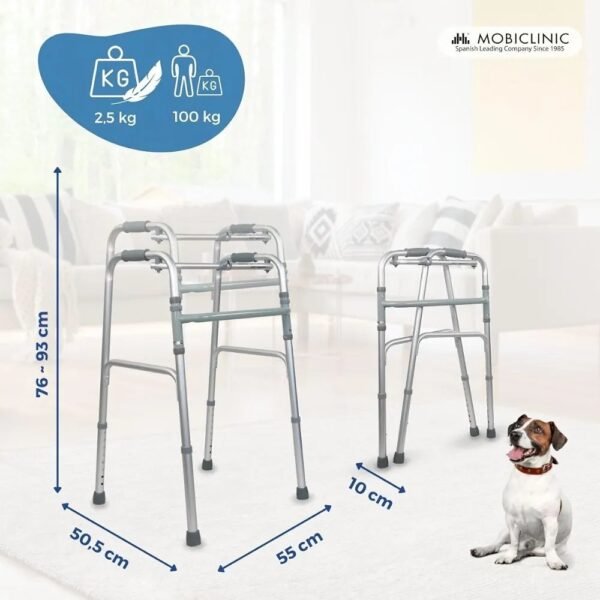 Andadores ligeros de aluminio con perro en salón.