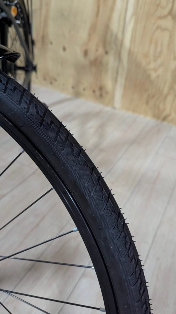 Rueda de bicicleta en un garaje de madera