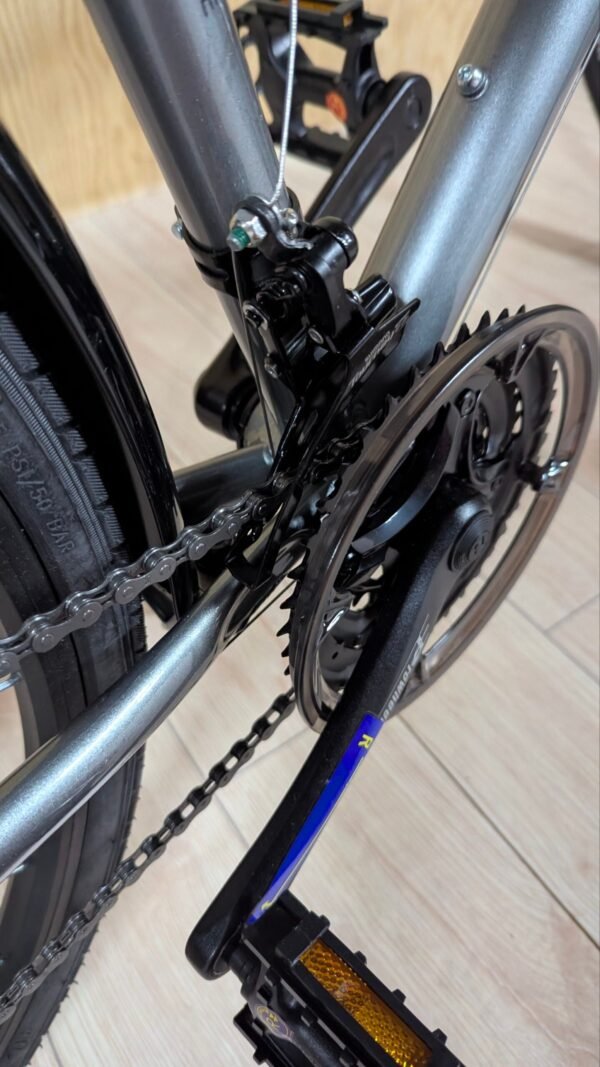 Detalle de transmisión de bicicleta moderna.