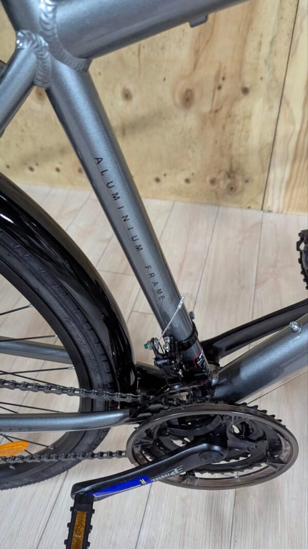 Bicicleta con cuadro de aluminio y ruedas negras.