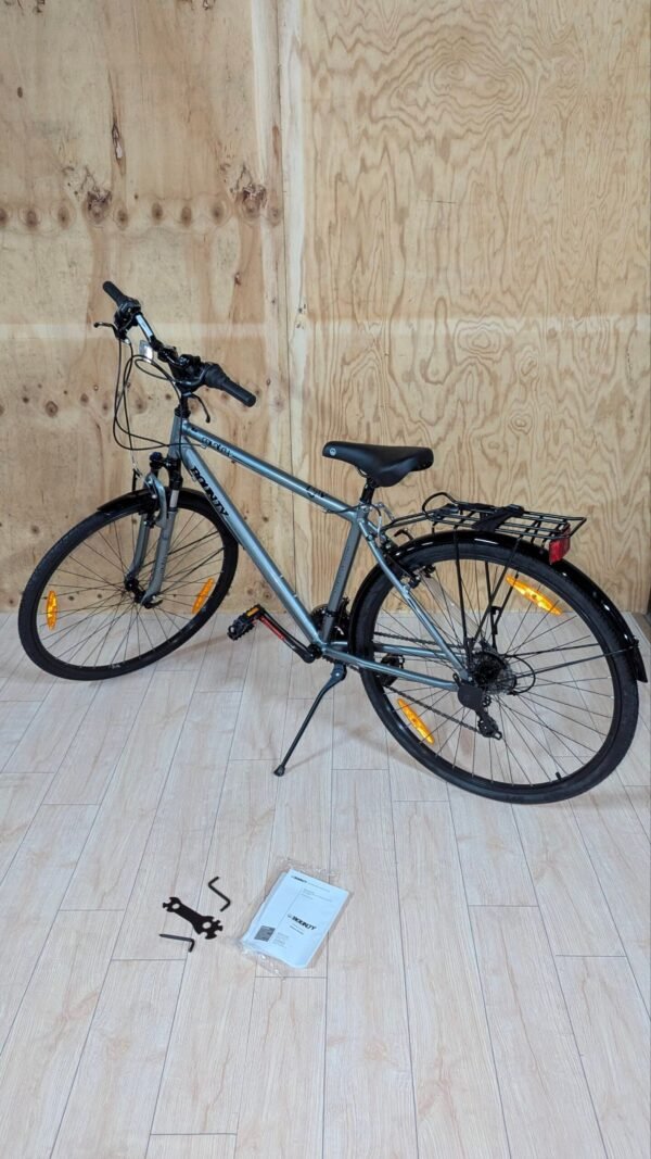 Bicicleta de montaña con accesorios en el suelo.