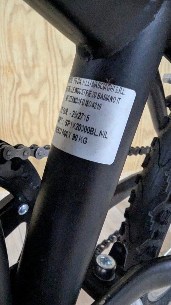 Etiqueta blanca en bicicleta con especificaciones.