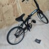 Bicicleta plegable Nilox en el suelo de madera.
