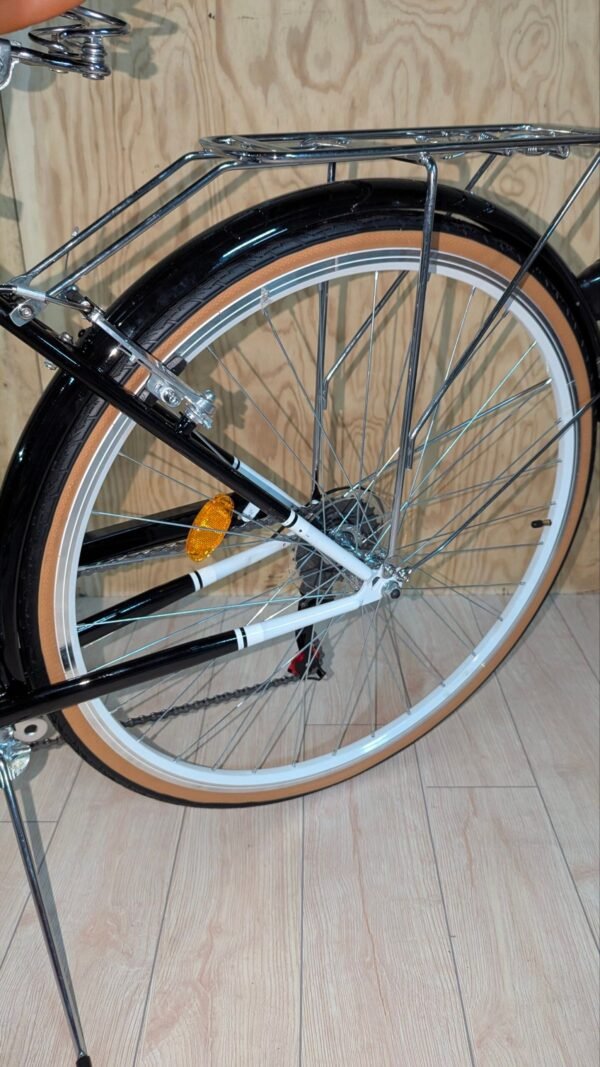 Rueda trasera de bicicleta con portaequipajes.