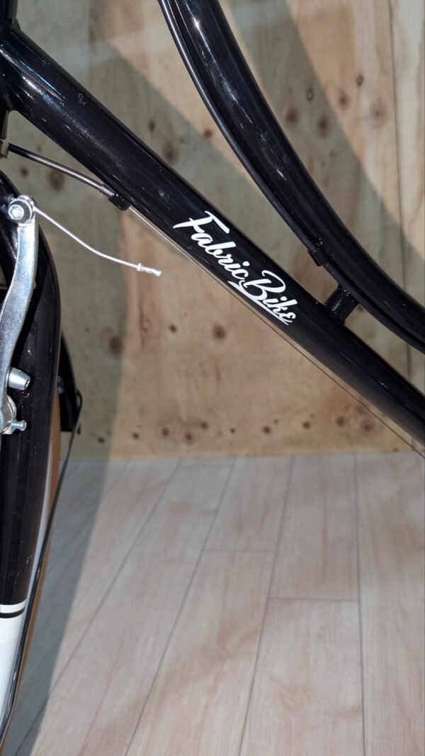 Marco de bicicleta negra con logotipo blanco