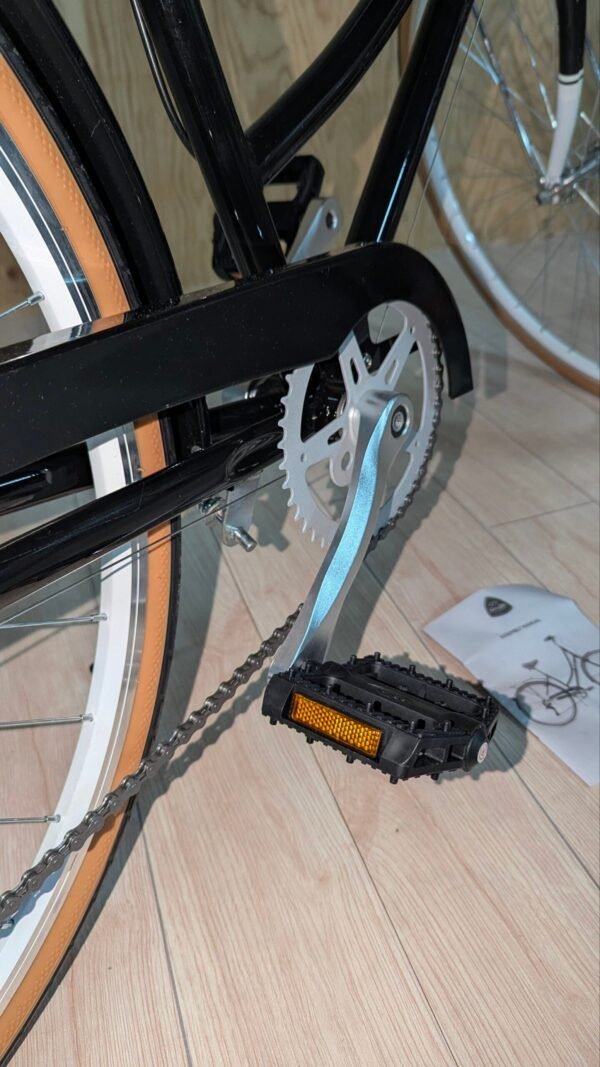 Pedal de bicicleta sobre suelo de madera.