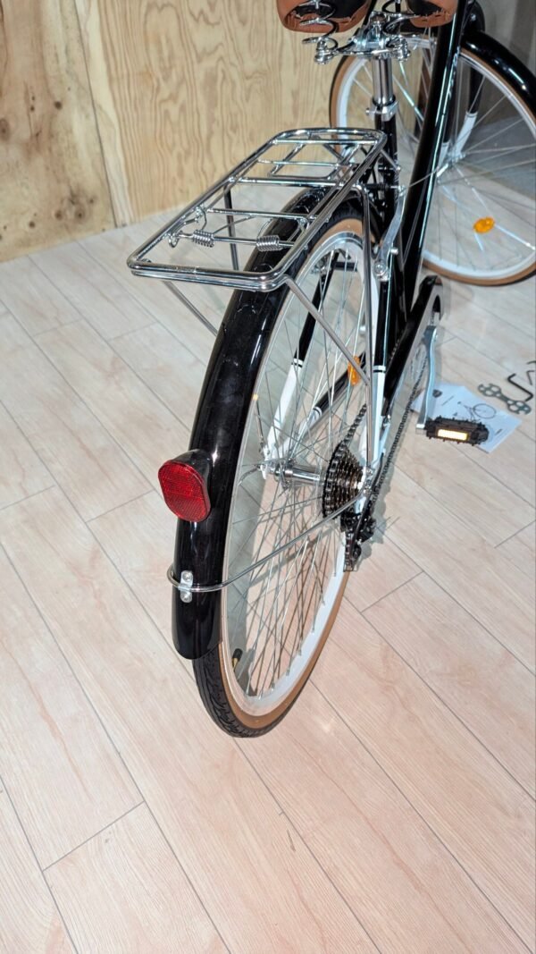 Parte trasera de bicicleta con portaequipajes metálico.