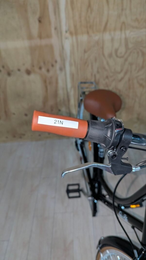 Manillar de bicicleta con etiqueta 21N.