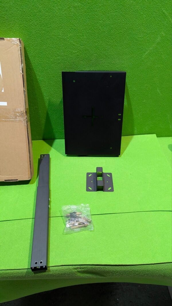 Componentes de montaje en fondo verde.