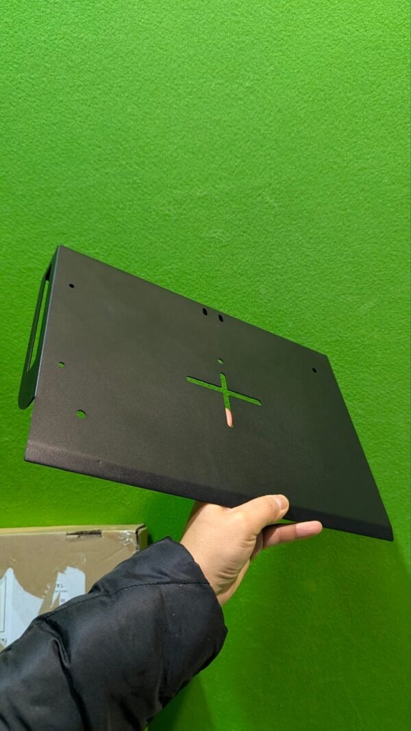 Soporte negro de metal sobre fondo verde vivo.