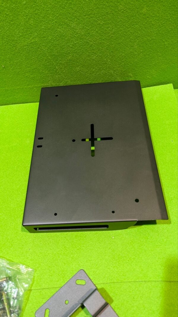 Soporte metálico negro sobre fondo verde